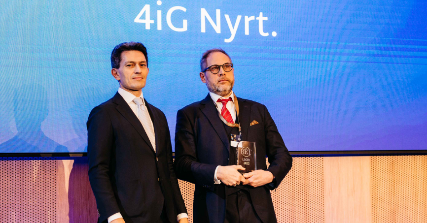 Fekete Péter, a 4iG Nyrt. Csoport vezérigazgatója (jobbra) Szécsényi Bálinttól, a BÉT korábbi alelnökétől, az Equilor elnök-vezérigazgatójától (balra) veszi át Az év alaptőkeemeléséért kiérdemelt díjat. Fekete Péter, a 4iG Nyrt. Csoport vezérigazgatója (jobbra) Szécsényi Bálinttól, a BÉT korábbi alelnökétől, az Equilor elnök-vezérigazgatójától (balra) veszi át Az év alaptőkeemeléséért kiérdemelt díjat.
